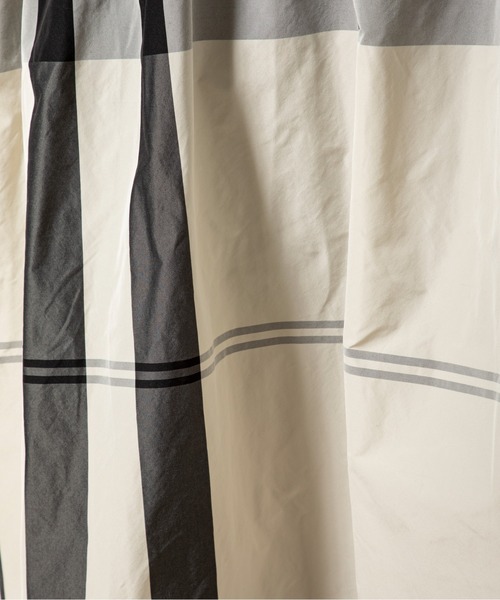 MILLION CARATS（ミリオンカラッツ）の「光沢のある生地をたっぷりと使用し、歩くたびに揺れるフレアを美しく引き立てる、大胆チェックのフレアスカート（スカート・レディース・オフホワイト/ブラック・FREE）」の5枚目の写真