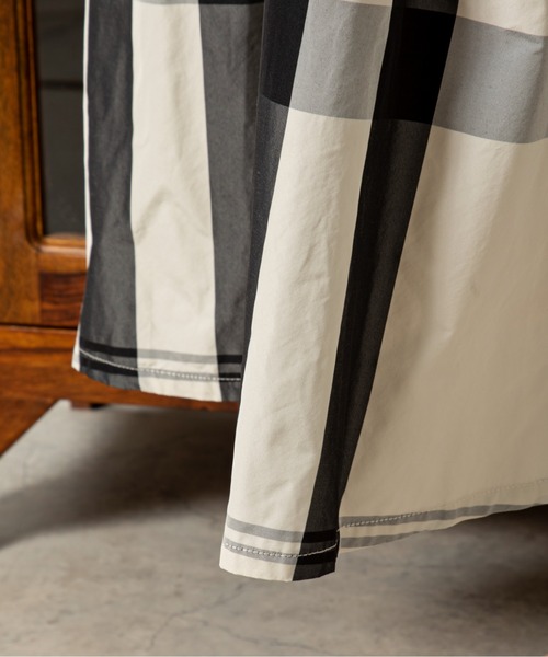 MILLION CARATS（ミリオンカラッツ）の「光沢のある生地をたっぷりと使用し、歩くたびに揺れるフレアを美しく引き立てる、大胆チェックのフレアスカート（スカート・レディース・オフホワイト/ブラック・FREE）」の7枚目の写真