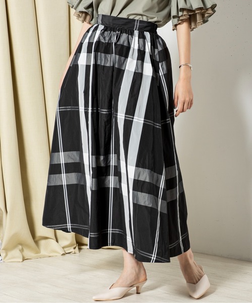 MILLION CARATS（ミリオンカラッツ）の「光沢のある生地をたっぷりと使用し、歩くたびに揺れるフレアを美しく引き立てる、大胆チェックのフレアスカート（スカート・レディース・オフホワイト/ブラック・FREE）」の12枚目の写真