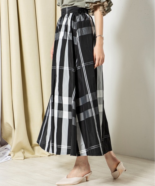 MILLION CARATS（ミリオンカラッツ）の「光沢のある生地をたっぷりと使用し、歩くたびに揺れるフレアを美しく引き立てる、大胆チェックのフレアスカート（スカート・レディース・オフホワイト/ブラック・FREE）」の10枚目の写真