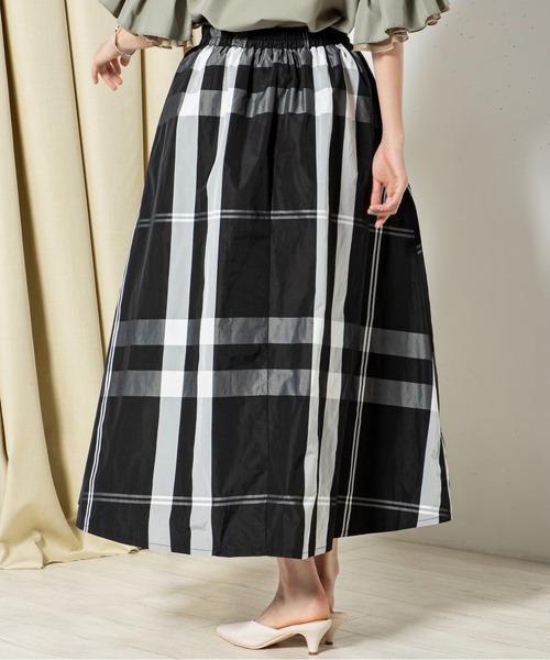 MILLION CARATS（ミリオンカラッツ）の「光沢のある生地をたっぷりと使用し、歩くたびに揺れるフレアを美しく引き立てる、大胆チェックのフレアスカート（スカート・レディース・オフホワイト/ブラック・FREE）」の4枚目の写真