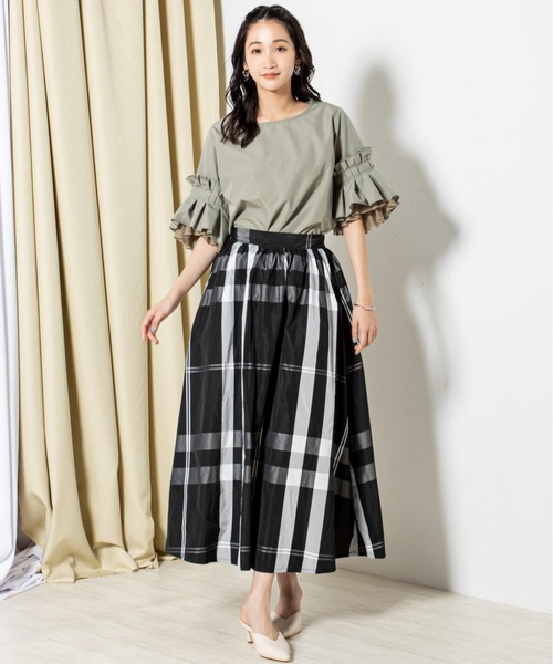 MILLION CARATS（ミリオンカラッツ）の「光沢のある生地をたっぷりと使用し、歩くたびに揺れるフレアを美しく引き立てる、大胆チェックのフレアスカート（スカート・レディース・オフホワイト/ブラック・FREE）」の14枚目の写真