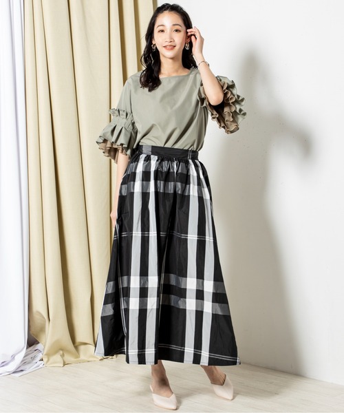 MILLION CARATS（ミリオンカラッツ）の「光沢のある生地をたっぷりと使用し、歩くたびに揺れるフレアを美しく引き立てる、大胆チェックのフレアスカート（スカート・レディース・オフホワイト/ブラック・FREE）」の18枚目の写真