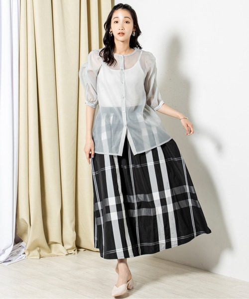 MILLION CARATS（ミリオンカラッツ）の「光沢のある生地をたっぷりと使用し、歩くたびに揺れるフレアを美しく引き立てる、大胆チェックのフレアスカート（スカート・レディース・オフホワイト/ブラック・FREE）」の16枚目の写真