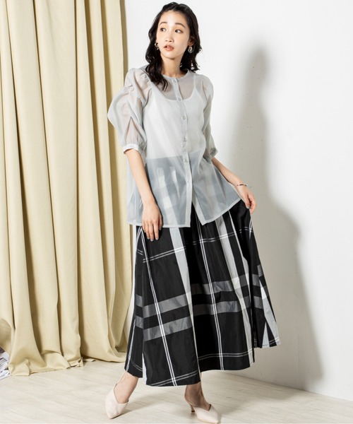 MILLION CARATS（ミリオンカラッツ）の「光沢のある生地をたっぷりと使用し、歩くたびに揺れるフレアを美しく引き立てる、大胆チェックのフレアスカート（スカート・レディース・オフホワイト/ブラック・FREE）」の6枚目の写真