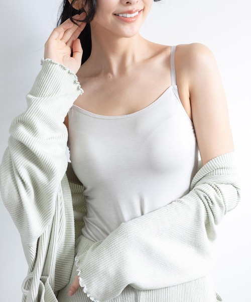 fran de lingerie（フランデランジェリー）の「肌触りのいいモダール生地で通年を通して着る事ができます。ストラップの長さが調整できるのも嬉しい。「すき間レスブラキャミソール」インナー（キャミソール・レディース・ブラック/ピンク系その他/グレイッシュベージュ/カーキ・L/M/S）」の2枚目の写真