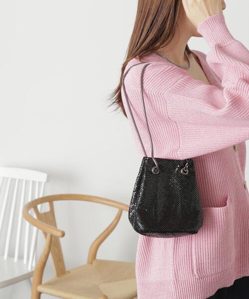 FREE'S MART（フリーズマート）の「メタル巾着バッグ（ショルダーバッグ・レディース・シルバー/ブラック・ﾌﾘ-）」の3枚目の写真