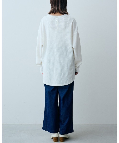 IEDIT（イディット）の「ＩＥＤＩＴ　ハニカム柄ワッフル素材のバックボタンプルオーバー（Tシャツ/カットソー・レディース・ネイビー/チャコールグレー/ホワイト・LARGE/MEDIUM/X-LARGE/XX-LARGE/SMALL/XXX-LARGE）」の9枚目の写真