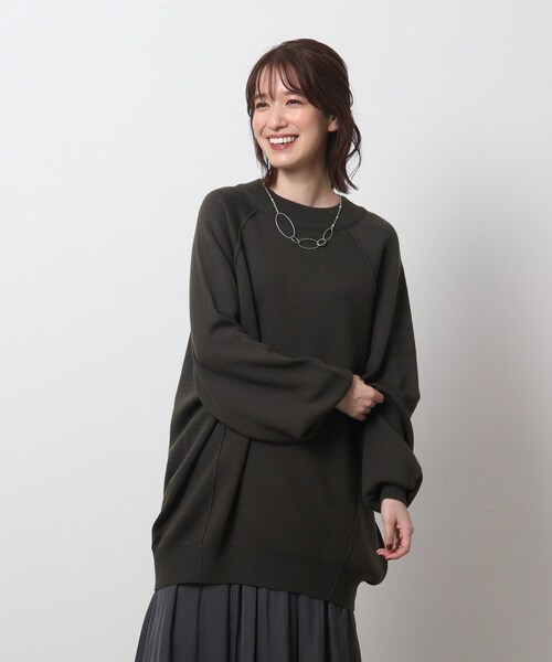 SHOO・LA・RUE(シューラルー)の「◆【体型カバー】ビッグシルエット なめらか ドルマンニット(ニット/セーター・レディース・ベージュ/アイボリー/グリーン系/ピンク系/チャコールグレー・00)」の2枚目の写真