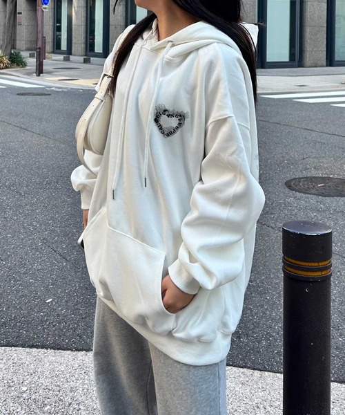 SPIGA(スピーガ)の「ハートプリントロゴBIGパーカー(パーカー・レディース・ブラック/ホワイト/ベージュ・FREE)」の6枚目の写真