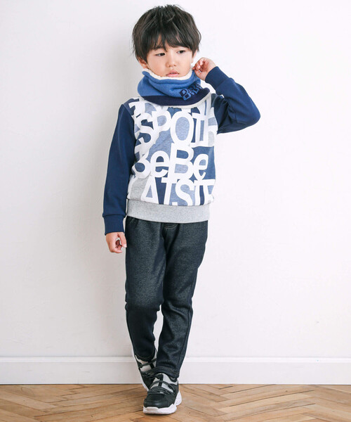 BeBe（ベベ）の「BIGロゴ配色トレーナー(80~150cm)（スウェット・キッズ・ブラック系その他/ブルー系その他・150cm/130cm/100cm/140cm/120cm/80ｃｍ/90cm/110cm）」の4枚目の写真