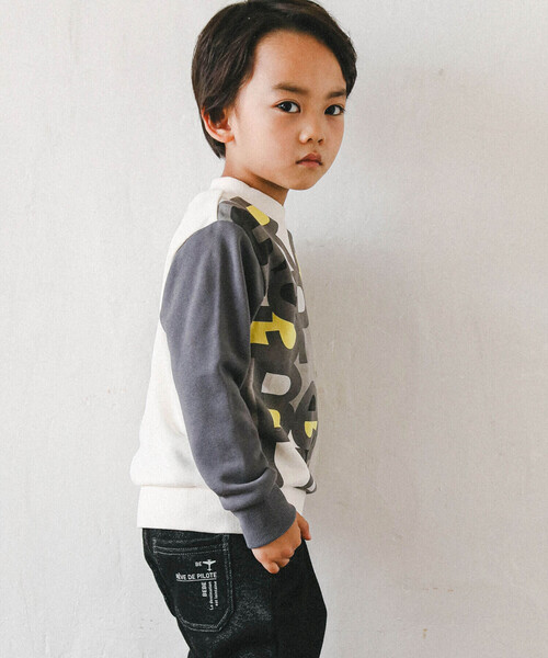 BeBe（ベベ）の「BIGロゴ配色トレーナー(80~150cm)（スウェット・キッズ・ブラック系その他/ブルー系その他・150cm/130cm/100cm/140cm/120cm/80ｃｍ/90cm/110cm）」の9枚目の写真