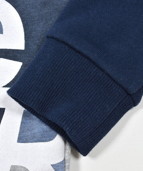 BeBe（ベベ）の「BIGロゴ配色トレーナー(80~150cm)（スウェット・キッズ・ブラック系その他/ブルー系その他・150cm/130cm/100cm/140cm/120cm/80ｃｍ/90cm/110cm）」の21枚目の写真