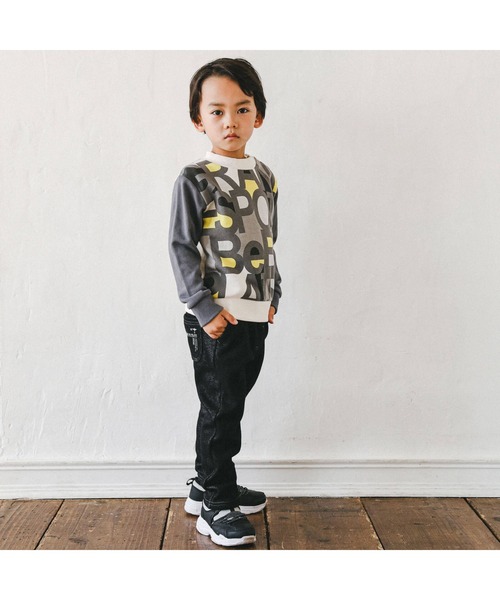 BeBe（ベベ）の「BIGロゴ配色トレーナー(80~150cm)（スウェット・キッズ・ブラック系その他/ブルー系その他・150cm/130cm/100cm/140cm/120cm/80ｃｍ/90cm/110cm）」の7枚目の写真