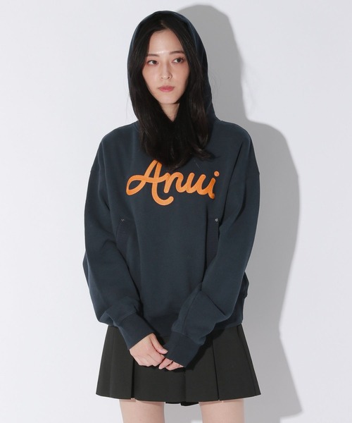 Anui（アニュイ）の「【UNISEX】レタリングロゴフーディ（パーカー・レディース・レッド/グレー/ブラック/ネイビー・SMALL/MEDIUM/LARGE）」の3枚目の写真
