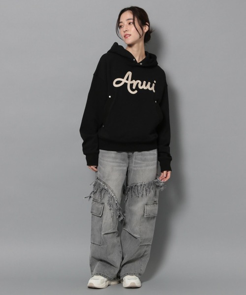 Anui（アニュイ）の「【UNISEX】レタリングロゴフーディ
