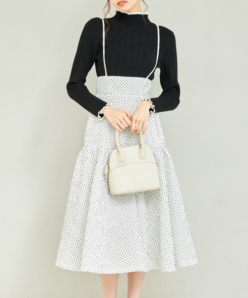 tocco closet(トッコ クローゼット)の「サスペンダー付きエンボスドットティアードスカート(スカート・レディース・オフホワイト/ブラック・M)」の1枚目の写真