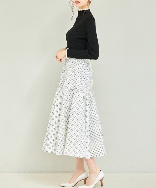 tocco closet(トッコ クローゼット)の「サスペンダー付きエンボスドットティアードスカート(スカート・レディース・オフホワイト/ブラック・M)」の5枚目の写真