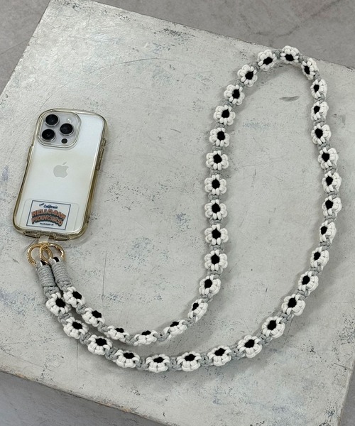 HELLO.SANFRANCISCO（ハローサンフランシスコ）の「【HELLO.SANFRANCISCO/ハローサンフランシスコ】手編みライクカラフルフラワースマホショルダー（スマホグッズ・レディース・オフホワイト/ブルー/ピンク/ブラック/グレー/パープル/オレンジ・FREE/ONE SIZE）」の4枚目の写真