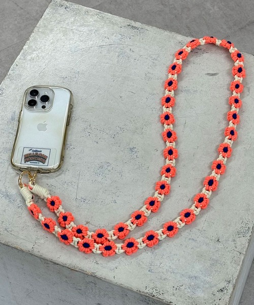 HELLO.SANFRANCISCO（ハローサンフランシスコ）の「【HELLO.SANFRANCISCO/ハローサンフランシスコ】手編みライクカラフルフラワースマホショルダー（スマホグッズ・レディース・オフホワイト/ブルー/ピンク/ブラック/グレー/パープル/オレンジ・FREE/ONE SIZE）」の7枚目の写真