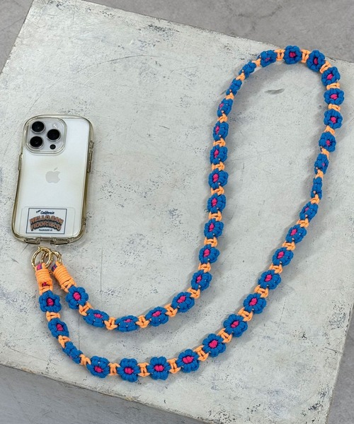 HELLO.SANFRANCISCO（ハローサンフランシスコ）の「【HELLO.SANFRANCISCO/ハローサンフランシスコ】手編みライクカラフルフラワースマホショルダー（スマホグッズ・レディース・オフホワイト/ブルー/ピンク/ブラック/グレー/パープル/オレンジ・FREE/ONE SIZE）」の5枚目の写真