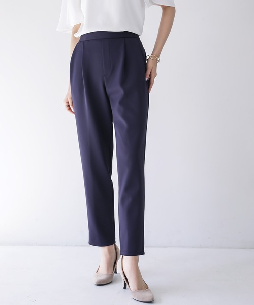 Emilyan(エミリアン)の「更に快適になった!無敵のパンツ 【UVカット98%!接触冷感!洗濯機OK♪全方位ストレッチ♪】ハイストレッチつやポンチ・タックテーパードパンツ(スーツパンツ・レディース・ブラック/グレイッシュベージュ/オフホワイト/ネイビー・S/M/L)」の1枚目の写真