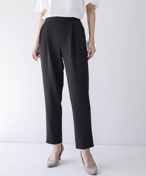 Emilyan(エミリアン)の「更に快適になった!無敵のパンツ 【UVカット98%!接触冷感!洗濯機OK♪全方位ストレッチ♪】ハイストレッチつやポンチ・タックテーパードパンツ(スーツパンツ・レディース・ブラック/グレイッシュベージュ/オフホワイト/ネイビー・S/M/L)」の3枚目の写真