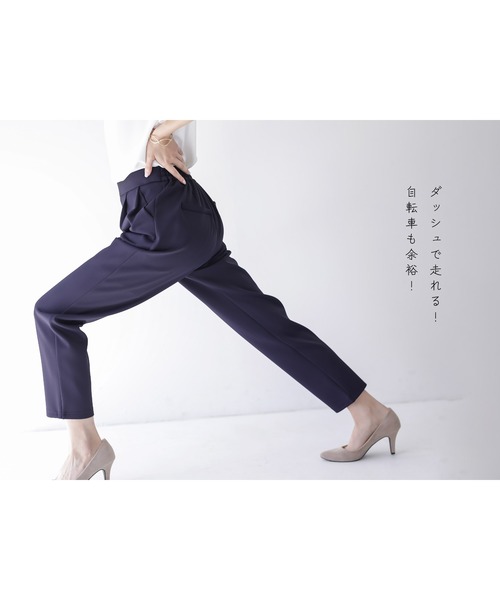 Emilyan(エミリアン)の「更に快適になった!無敵のパンツ 【UVカット98%!接触冷感!洗濯機OK♪全方位ストレッチ♪】ハイストレッチつやポンチ・タックテーパードパンツ(スーツパンツ・レディース・ブラック/グレイッシュベージュ/オフホワイト/ネイビー・S/M/L)」の7枚目の写真