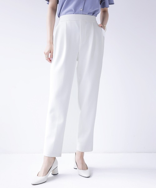 Emilyan(エミリアン)の「更に快適になった!無敵のパンツ 【UVカット98%!接触冷感!洗濯機OK♪全方位ストレッチ♪】ハイストレッチつやポンチ・タックテーパードパンツ(スーツパンツ・レディース・ブラック/グレイッシュベージュ/オフホワイト/ネイビー・S/M/L)」の12枚目の写真