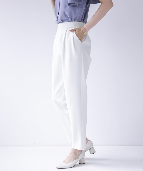 Emilyan(エミリアン)の「更に快適になった!無敵のパンツ 【UVカット98%!接触冷感!洗濯機OK♪全方位ストレッチ♪】ハイストレッチつやポンチ・タックテーパードパンツ(スーツパンツ・レディース・ブラック/グレイッシュベージュ/オフホワイト/ネイビー・S/M/L)」の13枚目の写真