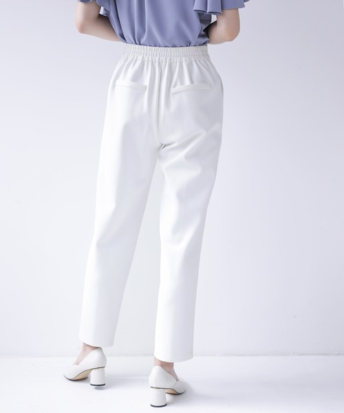 Emilyan(エミリアン)の「更に快適になった!無敵のパンツ 【UVカット98%!接触冷感!洗濯機OK♪全方位ストレッチ♪】ハイストレッチつやポンチ・タックテーパードパンツ(スーツパンツ・レディース・ブラック/グレイッシュベージュ/オフホワイト/ネイビー・S/M/L)」の14枚目の写真