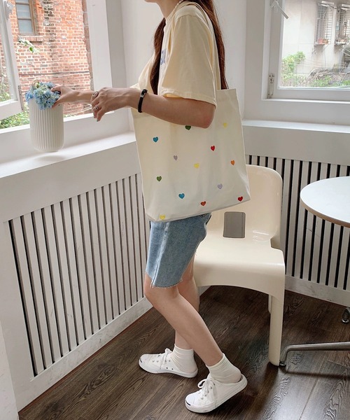 shopnikoniko（ショップニコニコ）の「トートバッグ カラフルハート刺繍 キャンバス トート A4（トートバッグ・レディース・パープル/ブルー/ホワイト・フリー）」の8枚目の写真