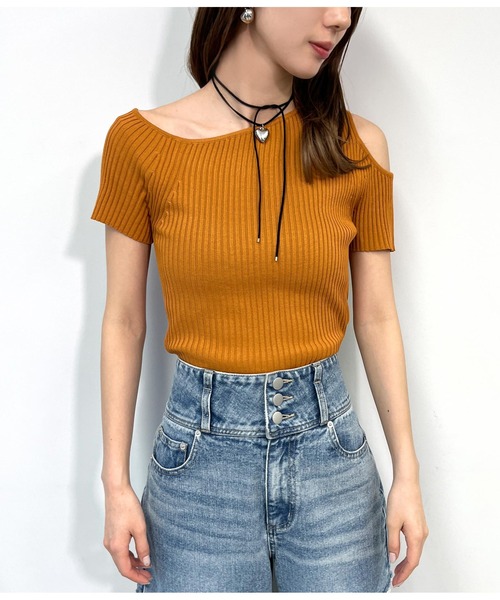 ANAP(アナップ)の「ワンショルダーカットアウトリブニットトップス(Tシャツ/カットソー・レディース・アイボリー/ブラック/オレンジ・FREE)」の1枚目の写真