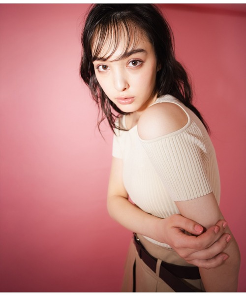 ANAP(アナップ)の「ワンショルダーカットアウトリブニットトップス(Tシャツ/カットソー・レディース・アイボリー/ブラック/オレンジ・FREE)」の8枚目の写真