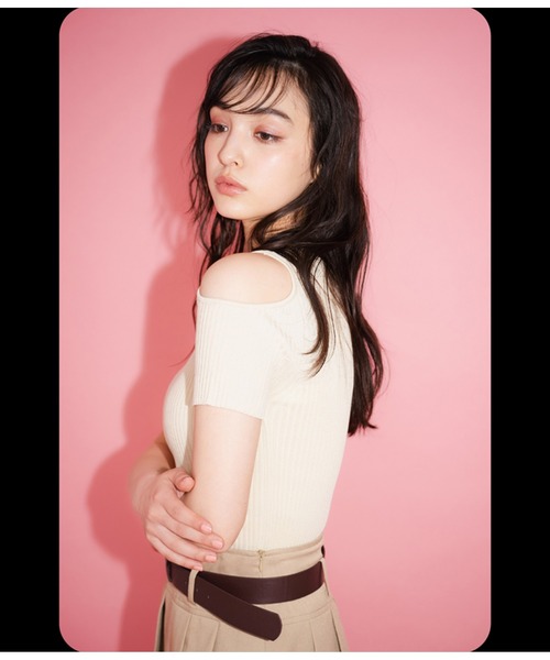 ANAP(アナップ)の「ワンショルダーカットアウトリブニットトップス(Tシャツ/カットソー・レディース・アイボリー/ブラック/オレンジ・FREE)」の11枚目の写真