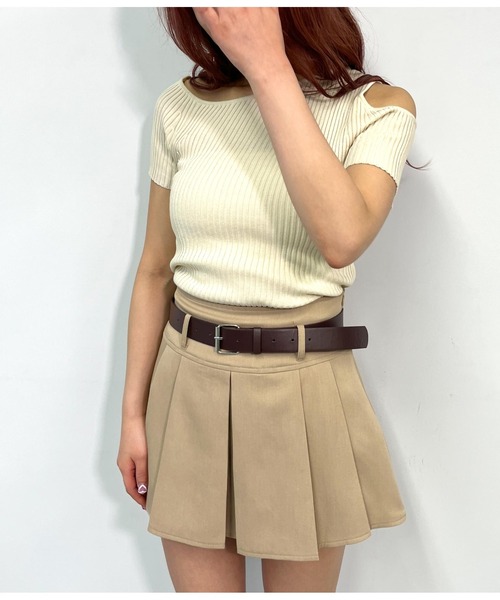 ANAP(アナップ)の「ワンショルダーカットアウトリブニットトップス(Tシャツ/カットソー・レディース・アイボリー/ブラック/オレンジ・FREE)」の4枚目の写真
