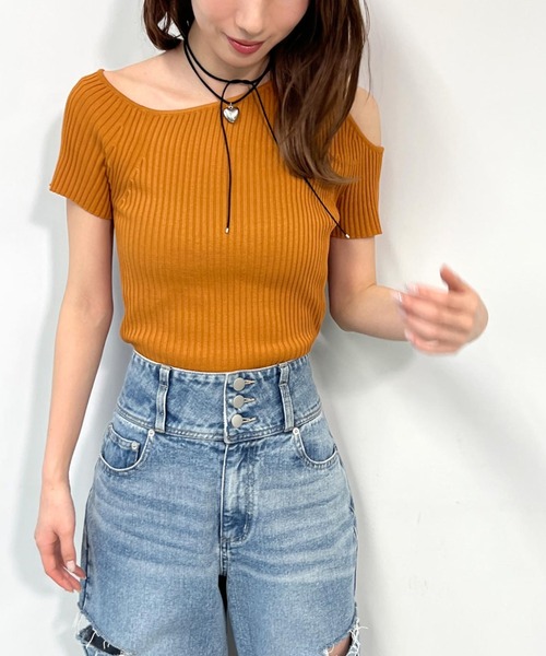 ANAP(アナップ)の「ワンショルダーカットアウトリブニットトップス(Tシャツ/カットソー・レディース・アイボリー/ブラック/オレンジ・FREE)」の21枚目の写真