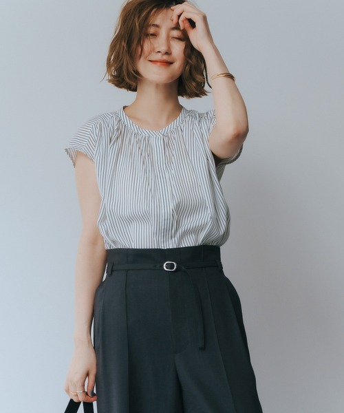 YECCA VECCA（イェッカヴェッカ）の「ギャザーブラウス（シャツ/ブラウス・レディース・オフホワイト/サックスブルー/ネイビー/ストライプ・FREE）」の4枚目の写真