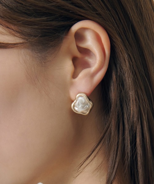 GOLDY（ゴールディ）の「バンピー パール × メタル フレーム ピアス（ピアス（両耳用）・レディース・ゴールド/シルバー系その他/ゴールド系その他/シルバー・FREE）」の4枚目の写真