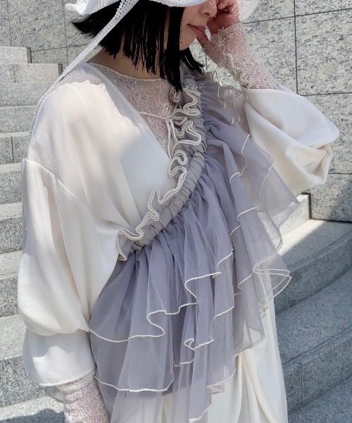 ORIENT MILLINERY（オリエント ミリナリー）の「DORA TIER - MAXI | チュールフリルバッグ - マキシ（ボディバッグ/ウエストポーチ・レディース・ブラック×ホワイト/ホワイト×ネイビー/ホワイト×ライトグレー/ベージュ系/ライトグレー系/ホワイト×ブラック・FREE）」の5枚目の写真