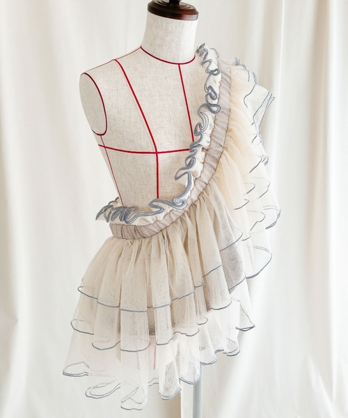 ORIENT MILLINERY（オリエント ミリナリー）の「DORA TIER - MAXI | チュールフリルバッグ - マキシ（ボディバッグ/ウエストポーチ・レディース・ブラック×ホワイト/ホワイト×ネイビー/ホワイト×ライトグレー/ベージュ系/ライトグレー系/ホワイト×ブラック・FREE）」の4枚目の写真