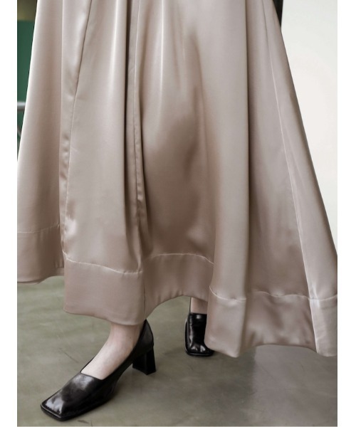 Katrin TOKYO(カトリーントーキョー)の「volume satin skirt(スカート・レディース・ブラック/スモークピンク/ベージュ・FREE/XS)」の3枚目の写真