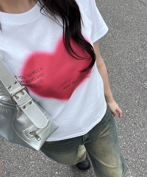 fiere(フィエール)の「ビッグハートプリントタイト半袖Tシャツ(Tシャツ/カットソー・レディース・ホワイト・X-SMALL)」の1枚目の写真