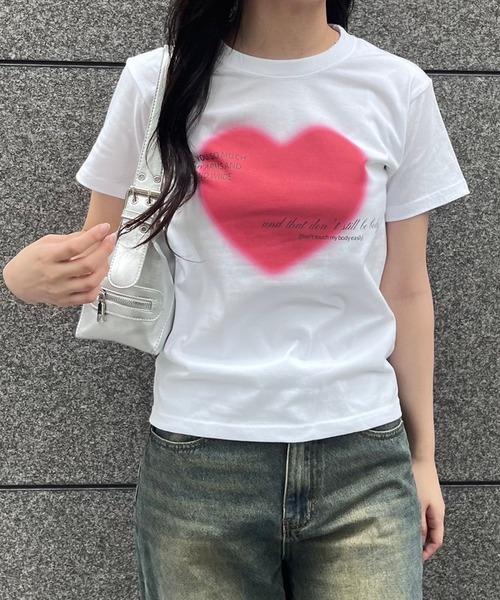 fiere(フィエール)の「ビッグハートプリントタイト半袖Tシャツ(Tシャツ/カットソー・レディース・ホワイト・X-SMALL)」の2枚目の写真