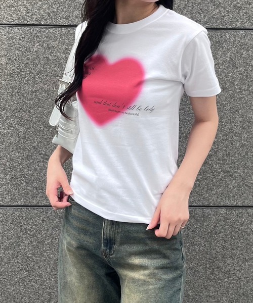 fiere(フィエール)の「ビッグハートプリントタイト半袖Tシャツ(Tシャツ/カットソー・レディース・ホワイト・X-SMALL)」の3枚目の写真