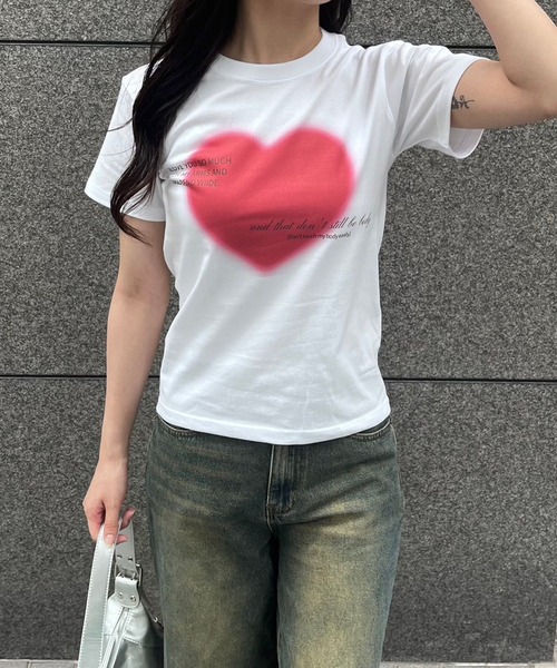 fiere(フィエール)の「ビッグハートプリントタイト半袖Tシャツ(Tシャツ/カットソー・レディース・ホワイト・X-SMALL)」の4枚目の写真
