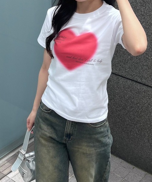 fiere(フィエール)の「ビッグハートプリントタイト半袖Tシャツ(Tシャツ/カットソー・レディース・ホワイト・X-SMALL)」の5枚目の写真