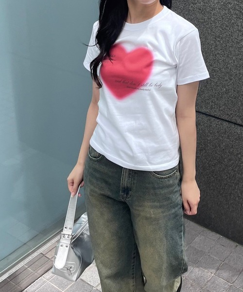 fiere(フィエール)の「ビッグハートプリントタイト半袖Tシャツ(Tシャツ/カットソー・レディース・ホワイト・X-SMALL)」の7枚目の写真