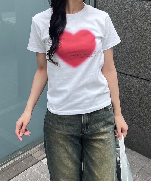 fiere(フィエール)の「ビッグハートプリントタイト半袖Tシャツ(Tシャツ/カットソー・レディース・ホワイト・X-SMALL)」の6枚目の写真