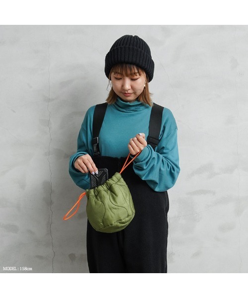 WAIPER.inc（ワイパーインク）の「WAIPER.inc 実物 米軍 M-65 フィールドジャケット用ライナー リメイク エフェクツバッグ 日本製（ショルダーバッグ・メンズ・オリーブ・ONE SIZE）」の3枚目の写真